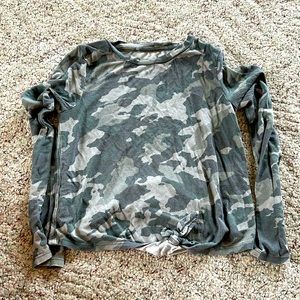 Girl’s camouflage shirt tie front